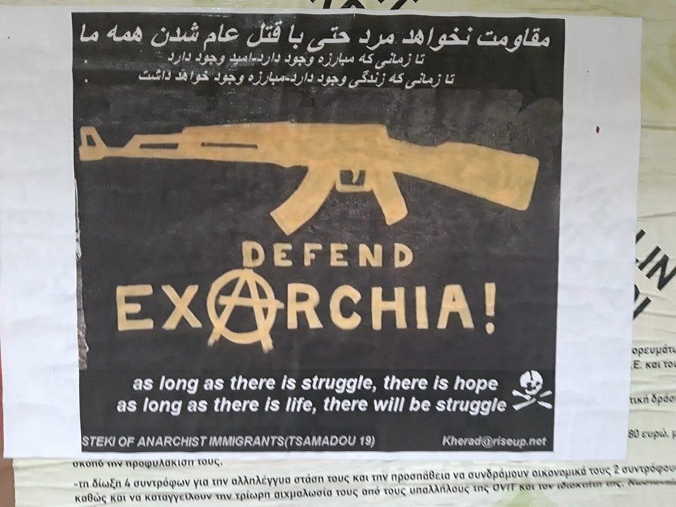 Εξάρχεια: Αφίσες σε… όλες τις γλώσσες πλην ελληνικών μαζί με ΑΚ-47