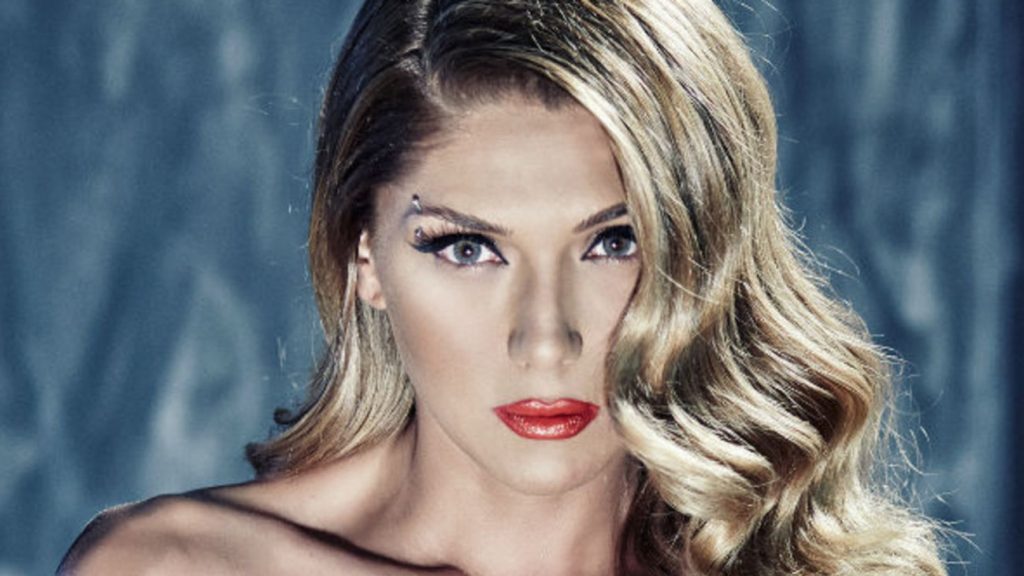 Αγγελική Ηλιάδη: Αποκαλυπτική για ακόμα μία φορά – Ποζάρει «τόπλες» και αναστατώνει