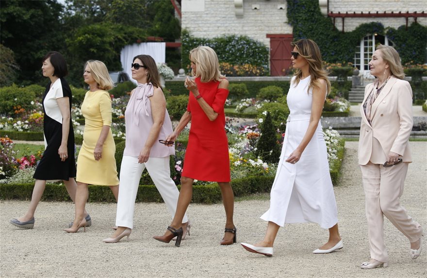 G7: Μετά το wine tasting πήγαν για «μάθημα» σερφ οι Πρώτες Κυρίες