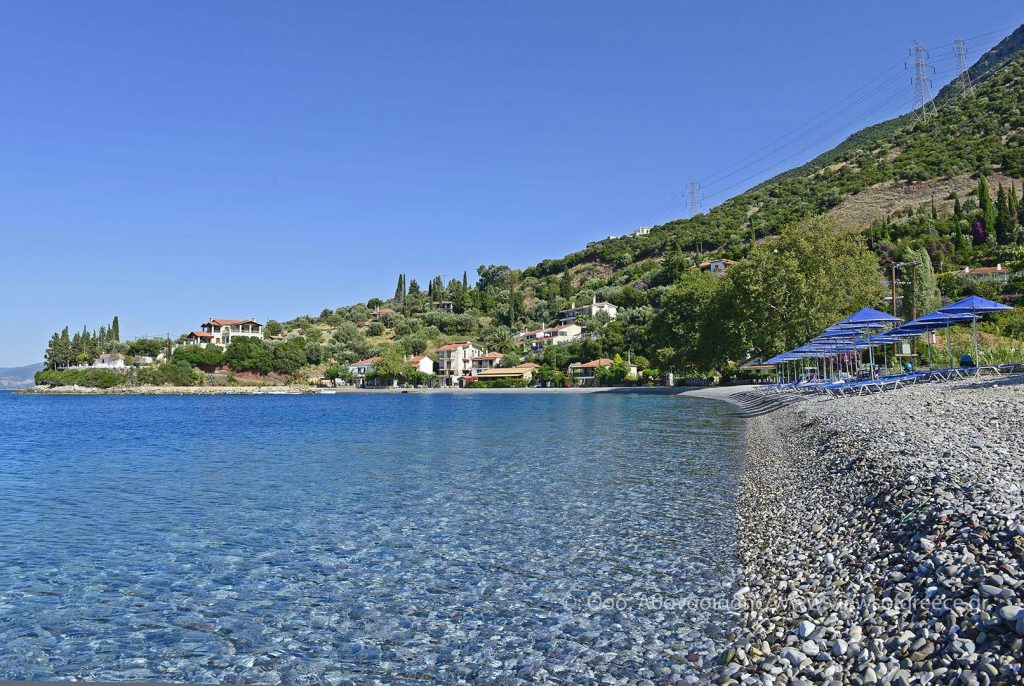 Δεν πίστευαν στα μάτια τους οι λουόμενοι σε παραλία στη Ναύπακτο όταν αμάξι «βούτηξε» στη θάλασσα (φωτο)