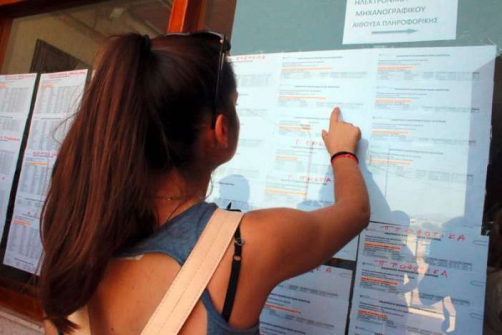 Πανελλαδικές: Αγωνία «τέλος» για τους υποψηφίους – Σήμερα οι βάσεις