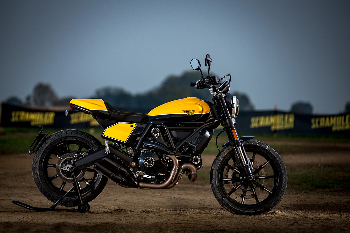 Ducati Scrambler Full Throttle: Τέρμα τα γκάζια με μια κούκλα Ιταλίδα