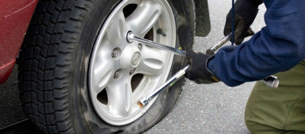 Σας «έπιασε» λάστιχο; – Αυτό είναι το κόλπο για να μην το αλλάξετε