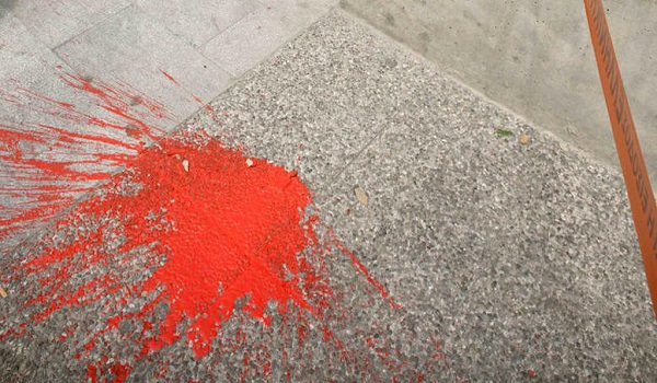 Πάτρα: Επιτέθηκαν σε γραφείο βουλευτή της ΝΔ μετά την επιχείρηση «σκούπα»