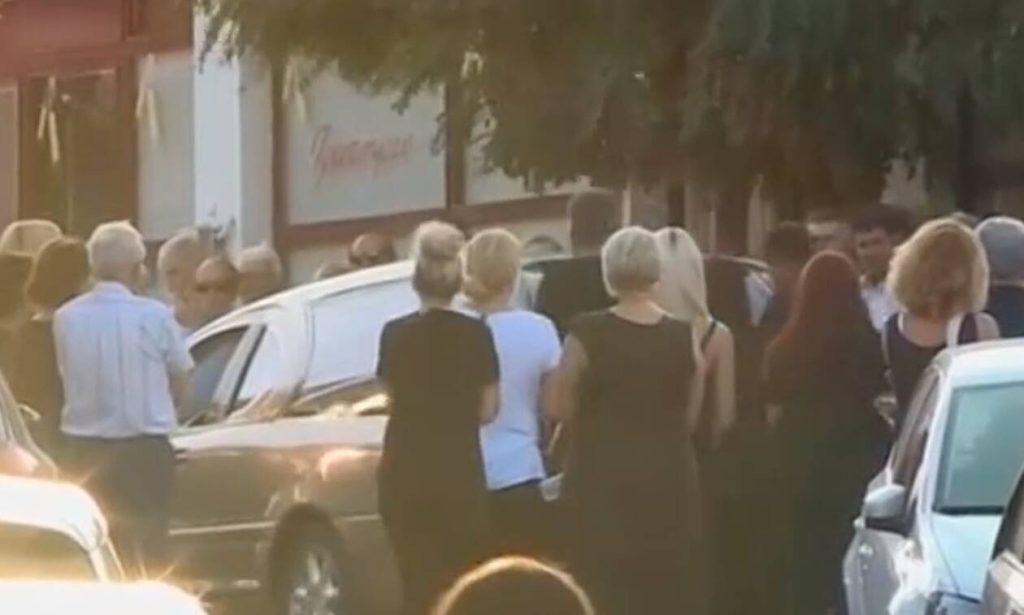 Σπαραγμός στην κηδεία της γιαγιάς και του εγγονού στο Αίγιο: «Πονάω μακριά σου αγοράκι μου» (βίντεο)