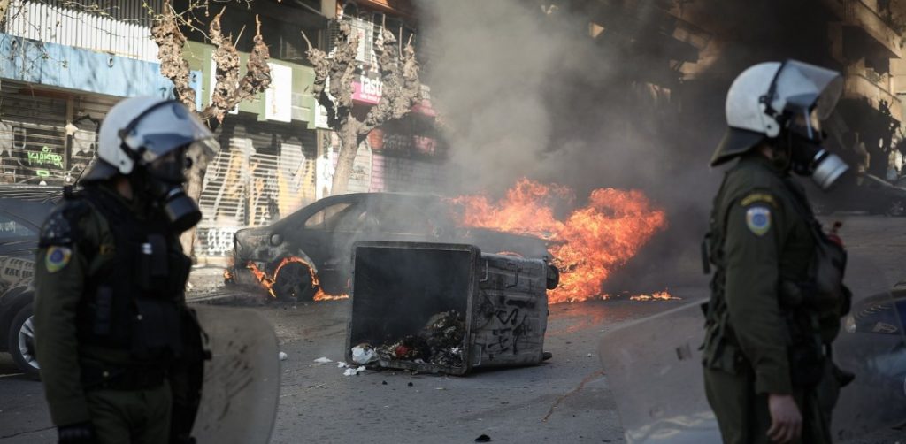 Αλλη μια νύχτα με μολότοφ και πέτρες κατά των ΜΑΤ στα Εξάρχεια