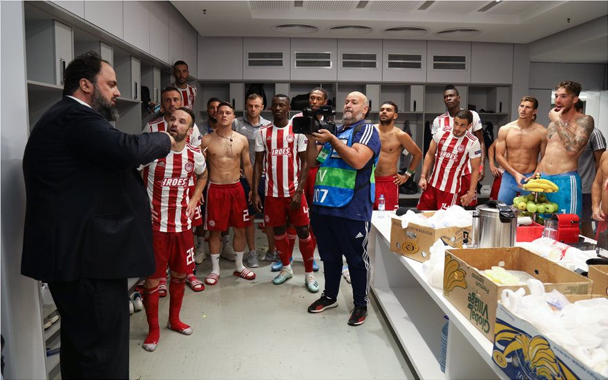 Τρικούβερτο γλέντι στα αποδυτήρια του Ολυμπιακού – Μαζί και ο Β.Μαρινάκης (βίντεο)