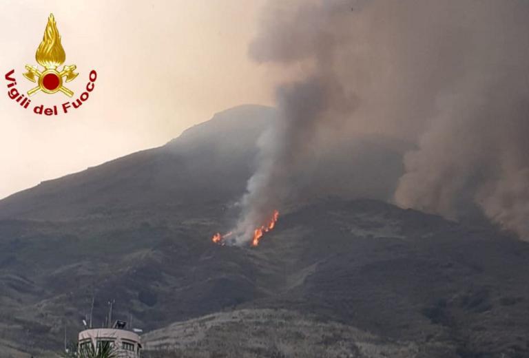 «Βρυχάται» το ηφαίστειο Στρόμπολι στην Σικελία- Εικόνες αποκάλυψης
