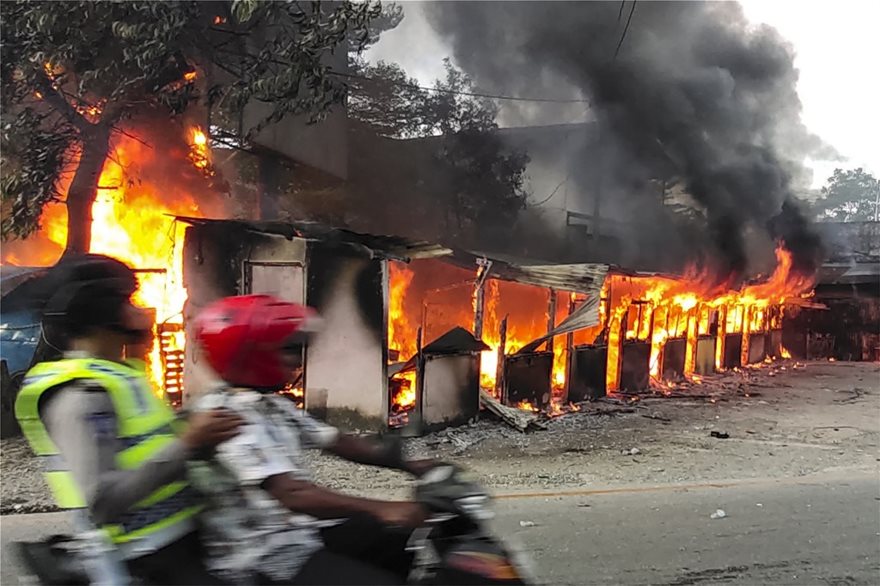 Χάος στην Ινδονησία: Οργισμένοι διαδηλωτές καίνε κτίρια και πυρπολούν αυτοκίνητα (φωτό)