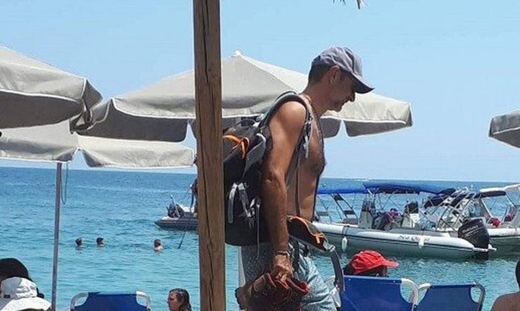 Μέχρι και η Bild σχολιάζει το μαγιό του Κυριάκου Μητσοτάκη! (…Ποζάρει ημίγυμνος στον φακό μέσα στο νερό!)