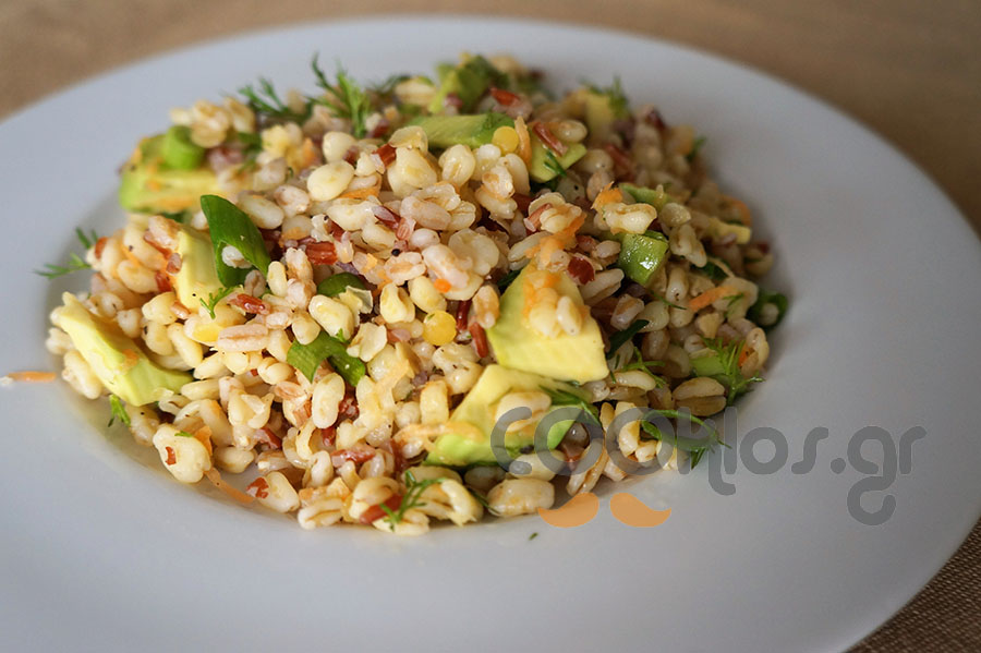 Η συνταγή της ημέρας: Σαλάτα δημητριακών με αβοκάντο και μυρωδικά