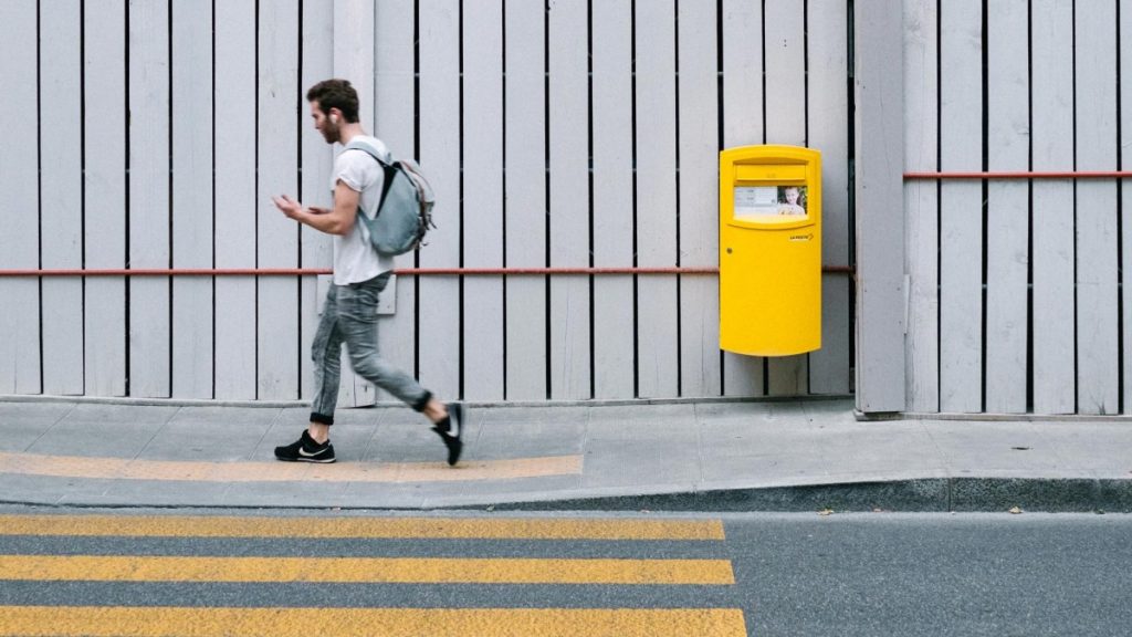 Κι όμως είναι αλήθεια: Ο τρόπος που περπατάς δείχνει αν λες ψέματα