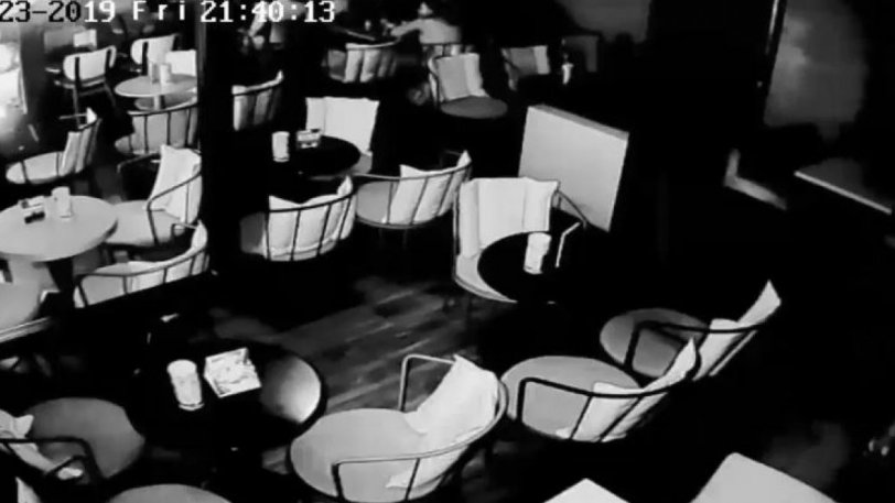 Η στιγμή που ένα κινητό παίρνει φωτιά σε καφετέρια των Τρικάλων (βίντεο)