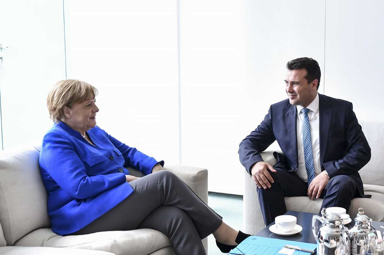 Η Α.Μέρκελ βιάζεται να βάλει τα Σκόπια στην ΕΕ: Ζητά την ταχεία έναρξη ενταξιακών διαπραγματεύσεων