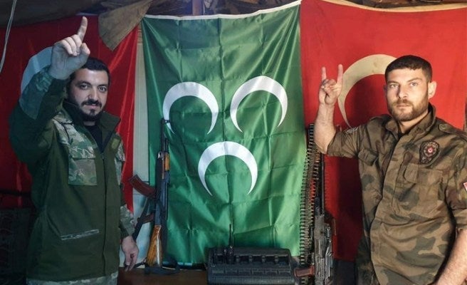 Ποια η διαφορά από το ISIS; Τούρκος μαχητής και μέλος του AKP φωτογραφίζεται με κομμένα κεφάλια Σύρων στρατιωτών (φώτο)