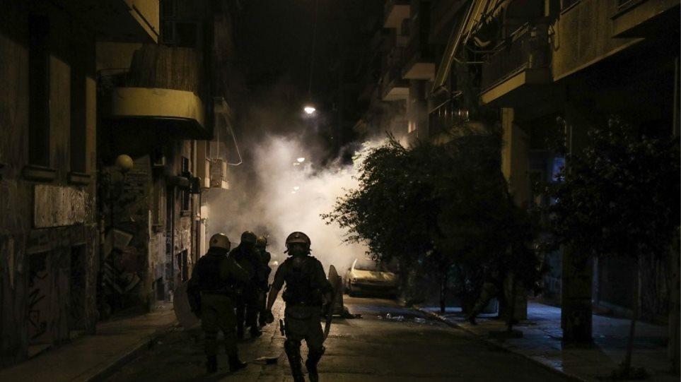 ΕΛΑΣ για επεισόδια στα Εξάρχεια: «Μας έριξαν 80 μολότοφ – Δράσαμε με αυτοσυγκράτηση και πειθαρχία»