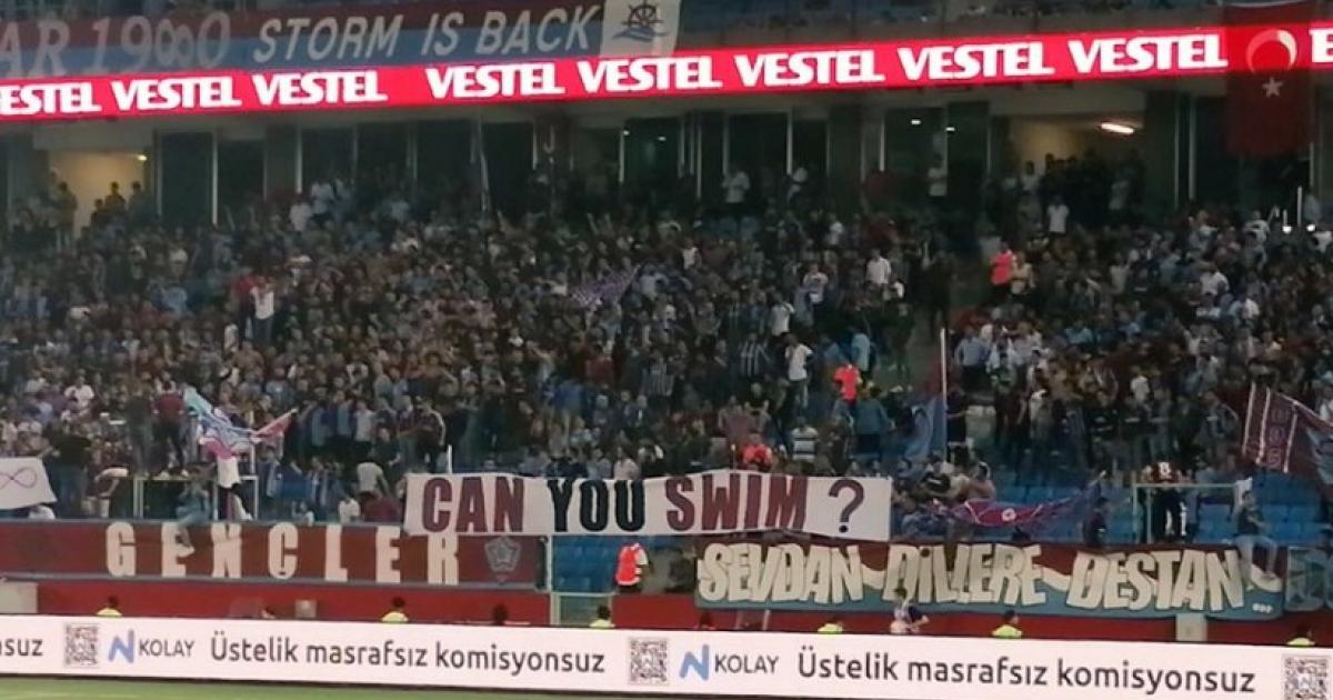 Εμετικό πανό των Τούρκων οπαδών στο ματς της ΑΕΚ: «Ξέρετε κολύμπι;» – Σφύριζαν αδιάφορα οι υπεύθυνοι της UEFA (φώτο)