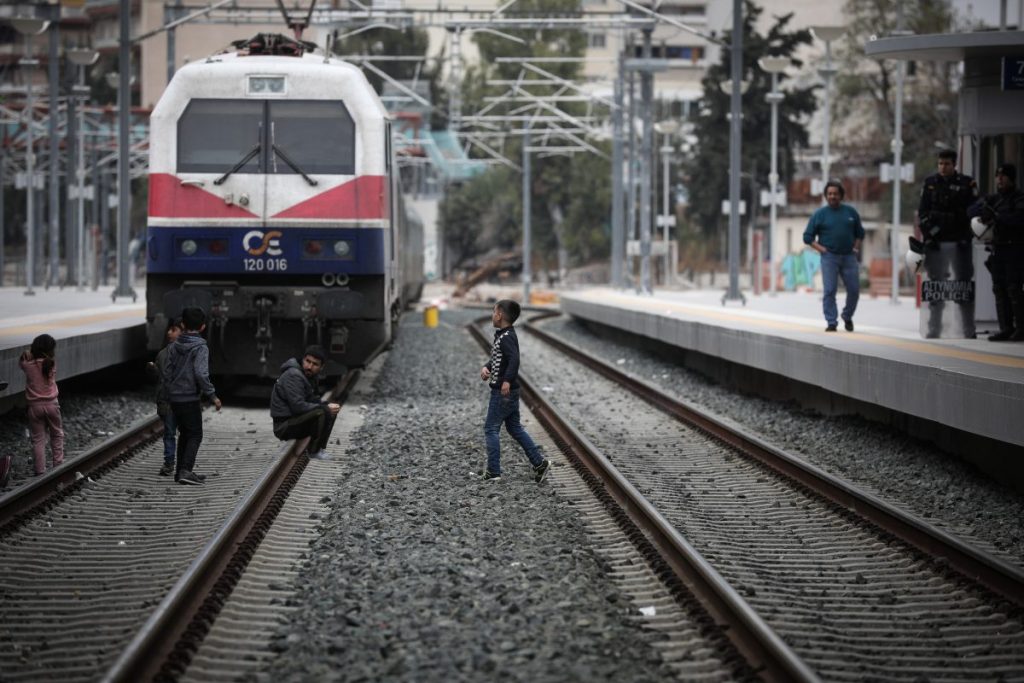 Συνεχίζεται η άλωση: Αλλοδαποί έκλεισαν (και) τον σταθμό της Μαλακάσας επειδή δεν θέλουν να πληρώσουν εισιτήριο!