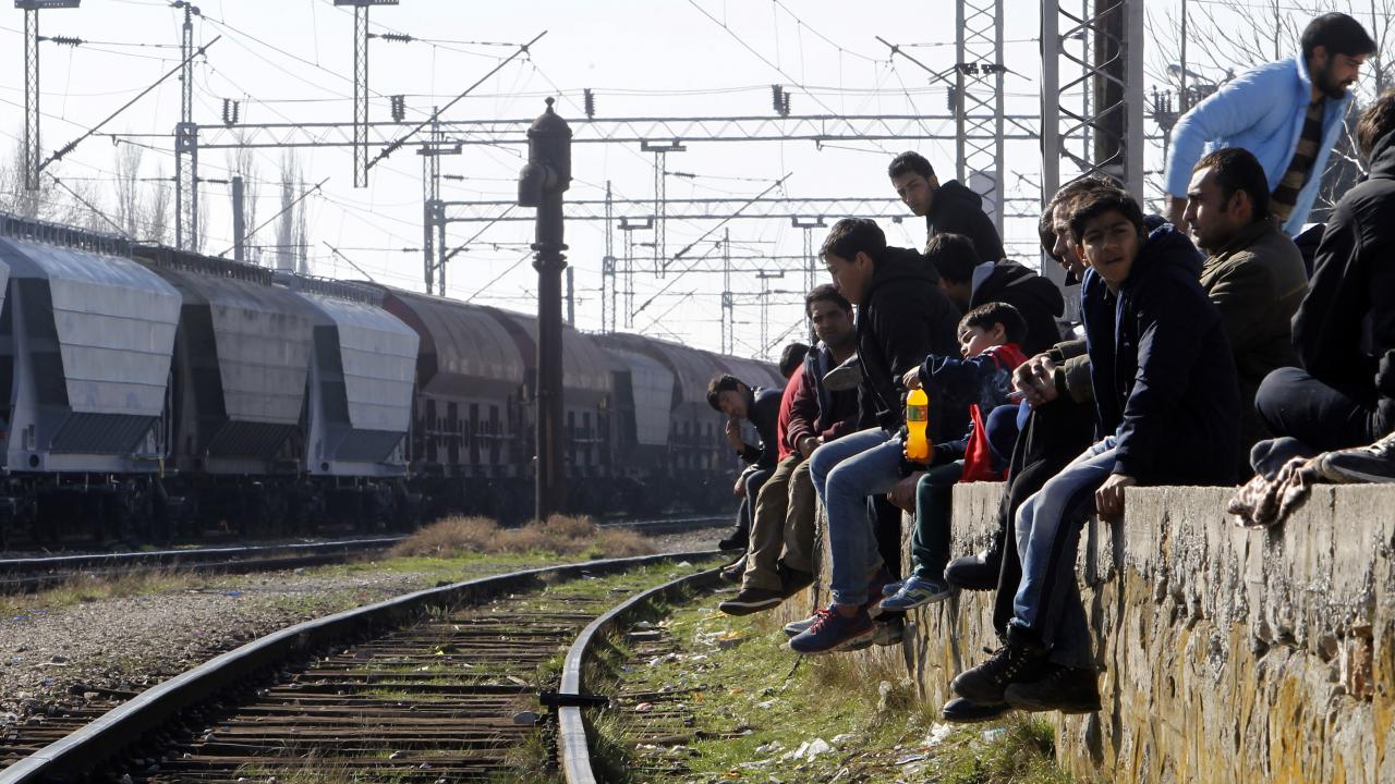 Αλλοδαποί απέκλεισαν γραμμές του τρένου στην Οινόη