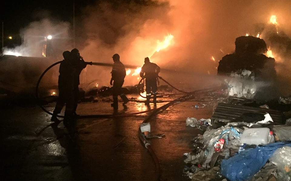 Μενίδι: Ξέσπασε φωτιά σε υπαίθριο χώρο