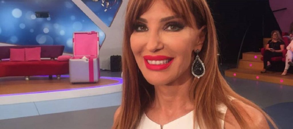 Βίκυ Χατζηβασιλείου: Ποζάρει με το μαγιό της και «βάζει κάτω» μέχρι και 20αρες (φωτο)