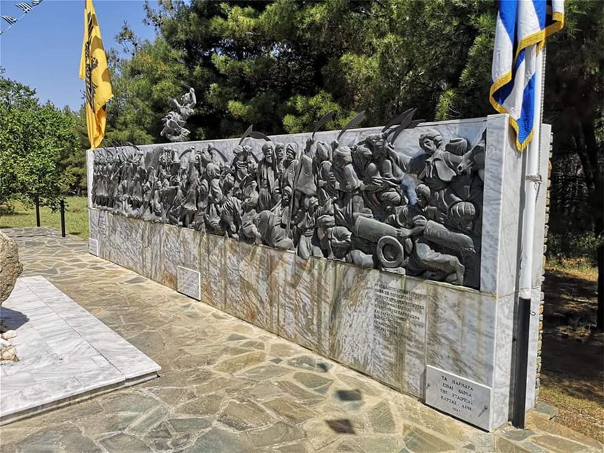 Άγνωστοι βανδάλισαν το μνημείο του Καπετάν Χάψα στη Χαλκιδική (φωτο)