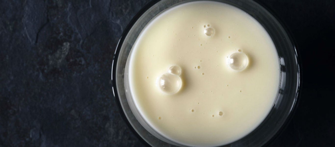 Δεν φαντάζεστε τι γίνετε αν συνδυάζετε παγωμένο ζαχαρούχο γάλα με καφέ (βίντεο)