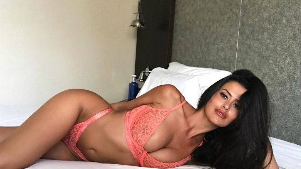 Ποια είναι η Eva Padlock από την Ισπανία με τις εντυπωσιακές καμπύλες;