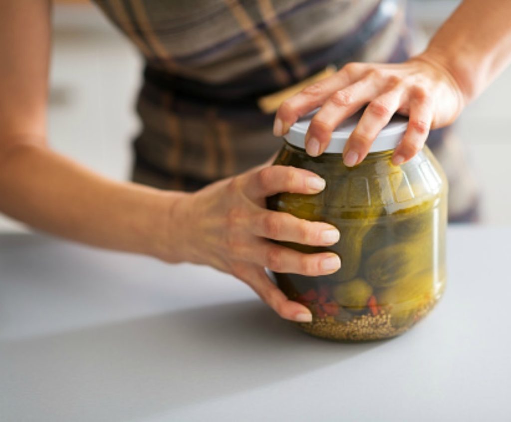 Αυτό είναι το κόλπο για να να ανοίξετε εύκολα ένα βάζο που έχει κολλήσει