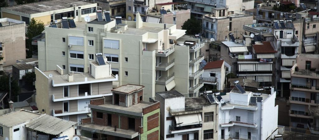 «Αλαλούμ» στους φόρους ακινήτων: Το σχέδιο για διάσωση της κτηματαγοράς