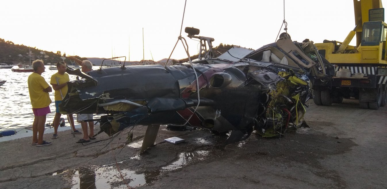 Πτώση ελικοπτέρου στον Πόρο: «Έβγαζε καπνούς πριν πέσει στα καλώδια» λέει ο γιος του πιλότου