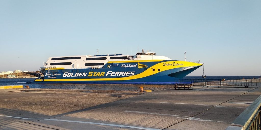 Δείτε το Super Express να «παλεύει» με τα κύματα στο στενό Τήνου-Μυκόνου (βίντεο)