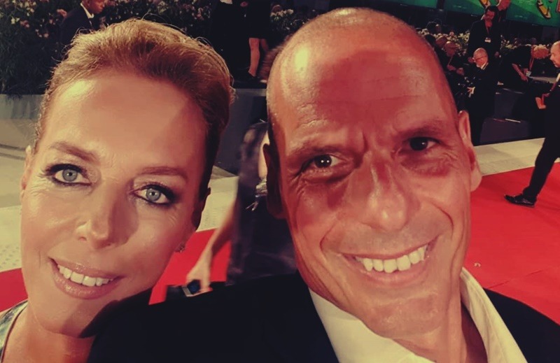 Σαν σταρ του Χόλιγουντ ο Γ. Βαρουφάκης στο κόκκινο χαλί – Τι γράφουν στο twitter και προκαλούν γέλιο (φωτο)