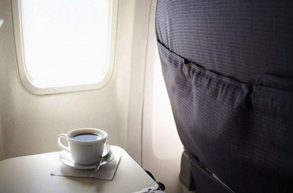 Για τον λόγο αυτό δεν πρέπει να πίνεις καφέ στο αεροπλάνο!