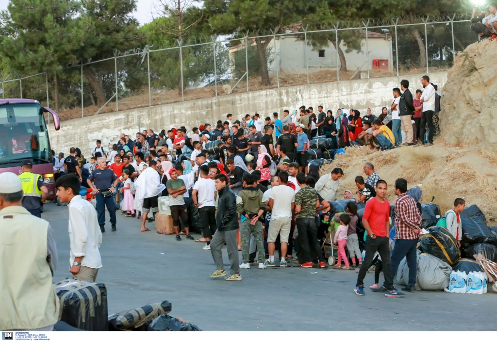 Νέα Καβάλα: Έφτασαν τα πρώτα λεωφορεία με αλλοδαπούς