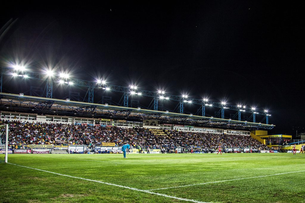 Σκηνοθέτης ζουμάρει σε ξανθιά καλλονή που κάνει… νάζια στις εξέδρες – «Χαμός» στο γήπεδο (βίντεο)