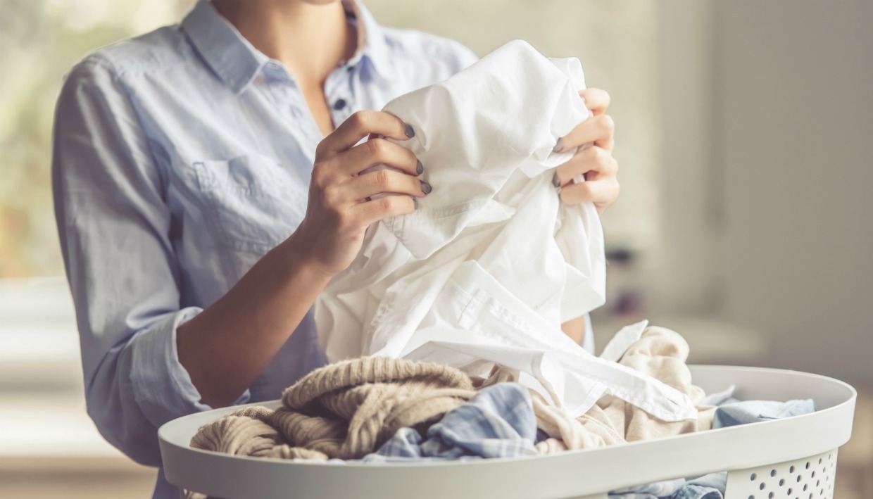 Αυτό είναι το κόλπο για να φύγει η κιτρινίλα από τα λευκά ρούχα