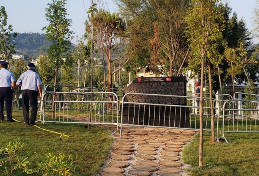 Ποιοι έσπασαν το προπαγανδιστικό μνημείο του Ερντογάν στα Τίρανα;