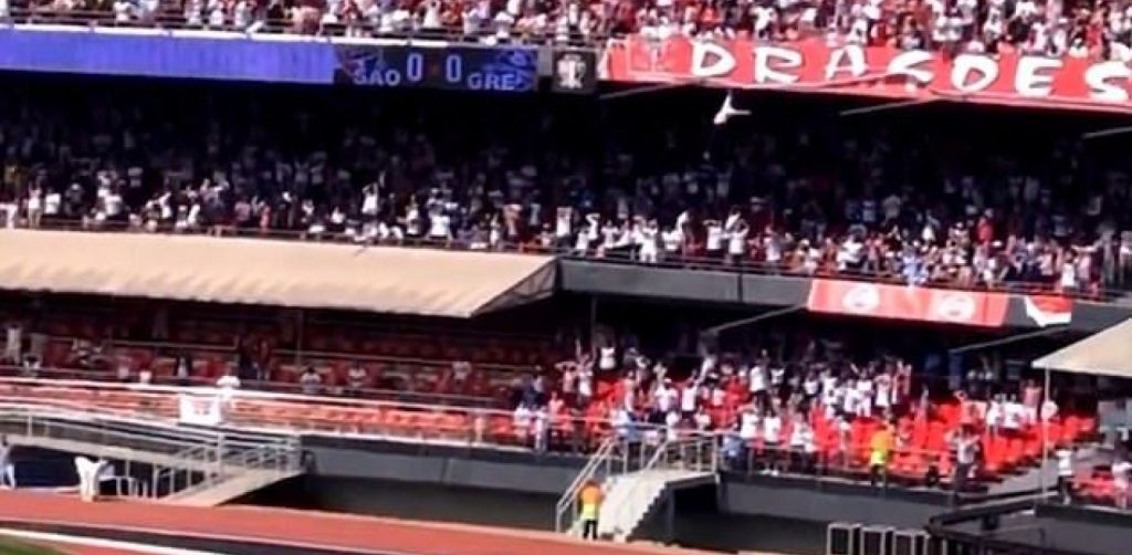 Τύχη βουνό: Οπαδός έπεσε από διάζωμα 12 μέτρων και την «έβγαλε καθαρή» (βίντεο)