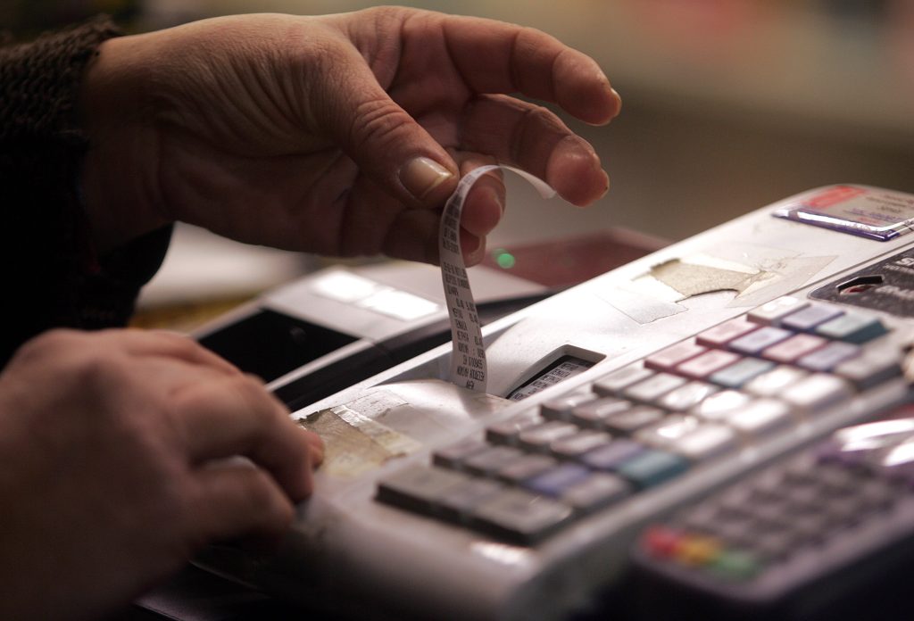 «Πόλεμος» εφοριακών με καταστηματάρχες – Από γροθιές μέχρι κρέπες στο κεφάλι