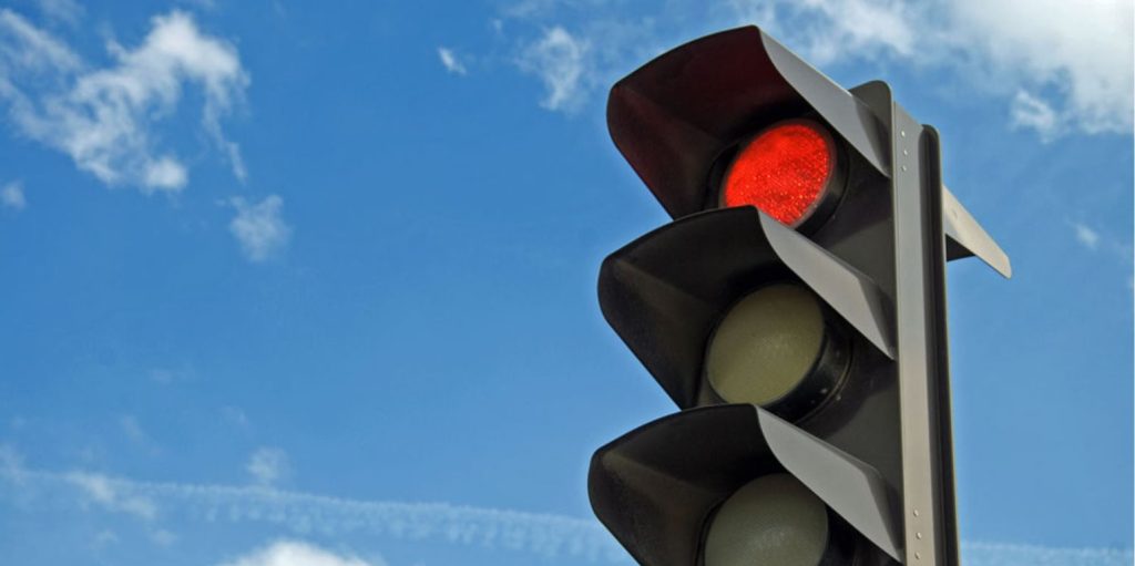 Κρήτη: Αναβάτης μηχανής παραβίασε το κόκκινο και επειδή του κόρναραν απείλησε να τους χτυπήσει (βίντεο)