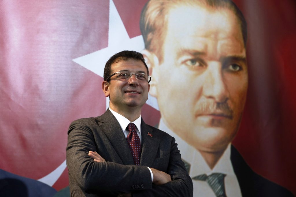 Στο στόχαστρο του Ερντογάν ο νέος δήμαρχος της Κωνσταντινούπολης, επειδή στηρίζει τους Κούρδους