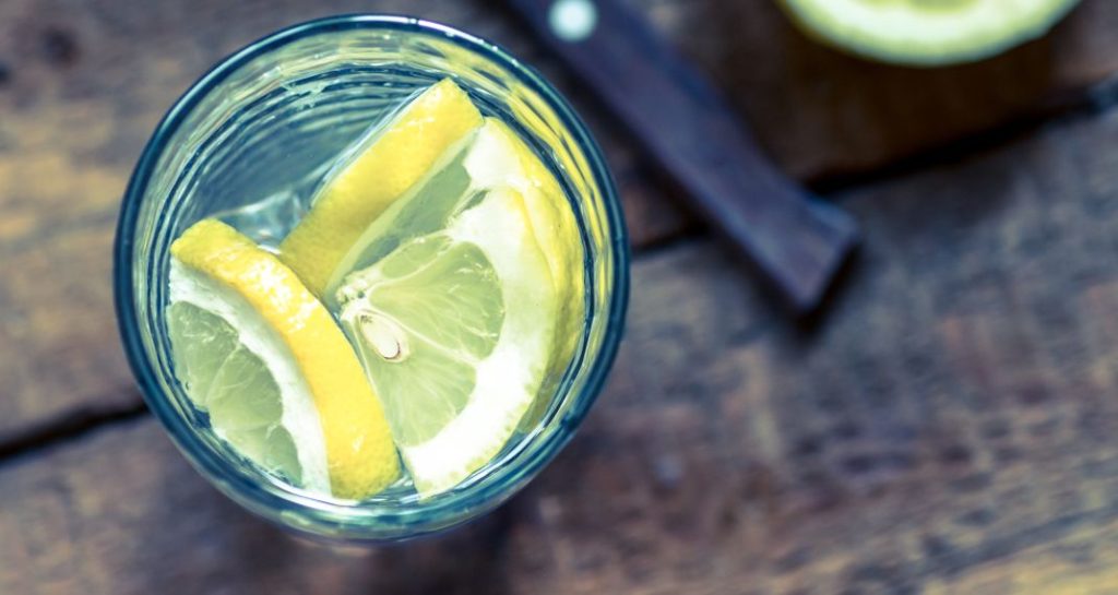 6 μύθοι για τα οφέλη του νερού με λεμόνι!