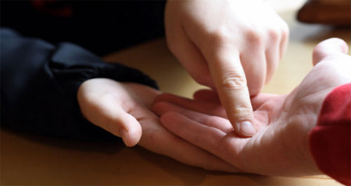 Έχεις το γράμμα «Χ» στις παλάμες σου; – Δες τι συμβολίζει