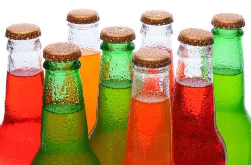 Γιατί τα αναψυκτικά έχουν καλύτερη γεύση όταν τα πίνουμε από το γυάλινο μπουκάλι;