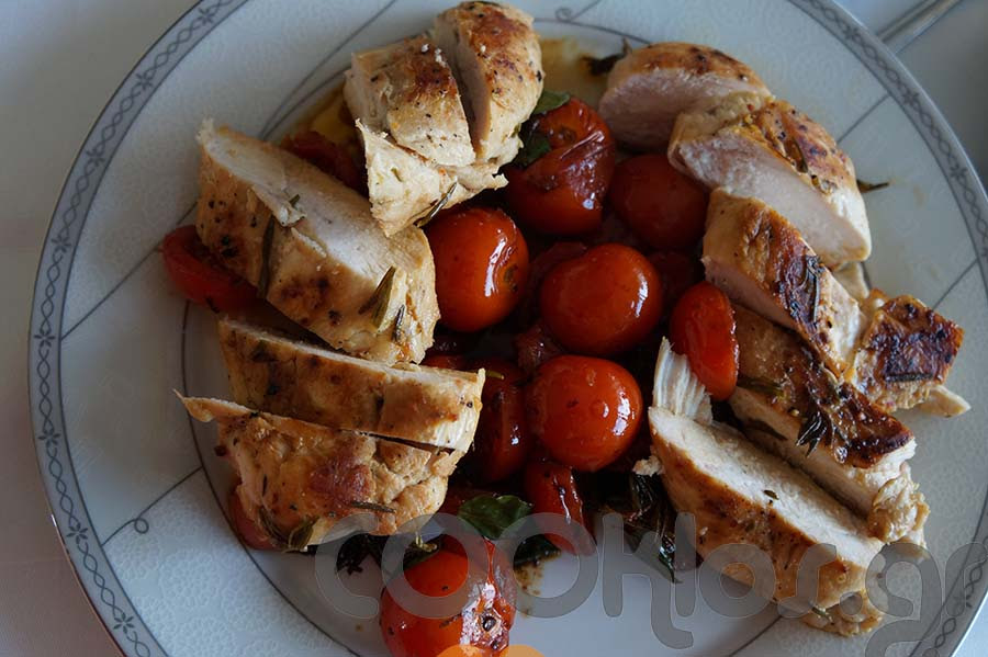 Η συνταγή της ημέρας: Κοτόπουλο σοτέ με δενδρολίβανο, λάιμ και τοματίνια