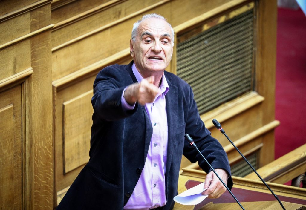 Τραγέλαφος Βαρεμένου: Καταγγέλλει ως… σκευωρία την είδηση κατά του ΣΥΡΙΖΑ που διάβασε στο κινητό του! (βίντεο)