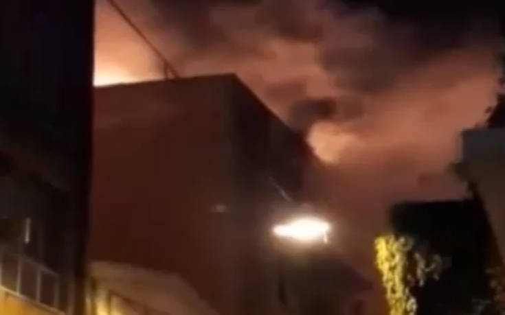 Φωτιά σε διαμέρισμα στο κέντρο της Αθήνας – Επιχειρούν 27 πυροσβέστες με 9 οχήματα