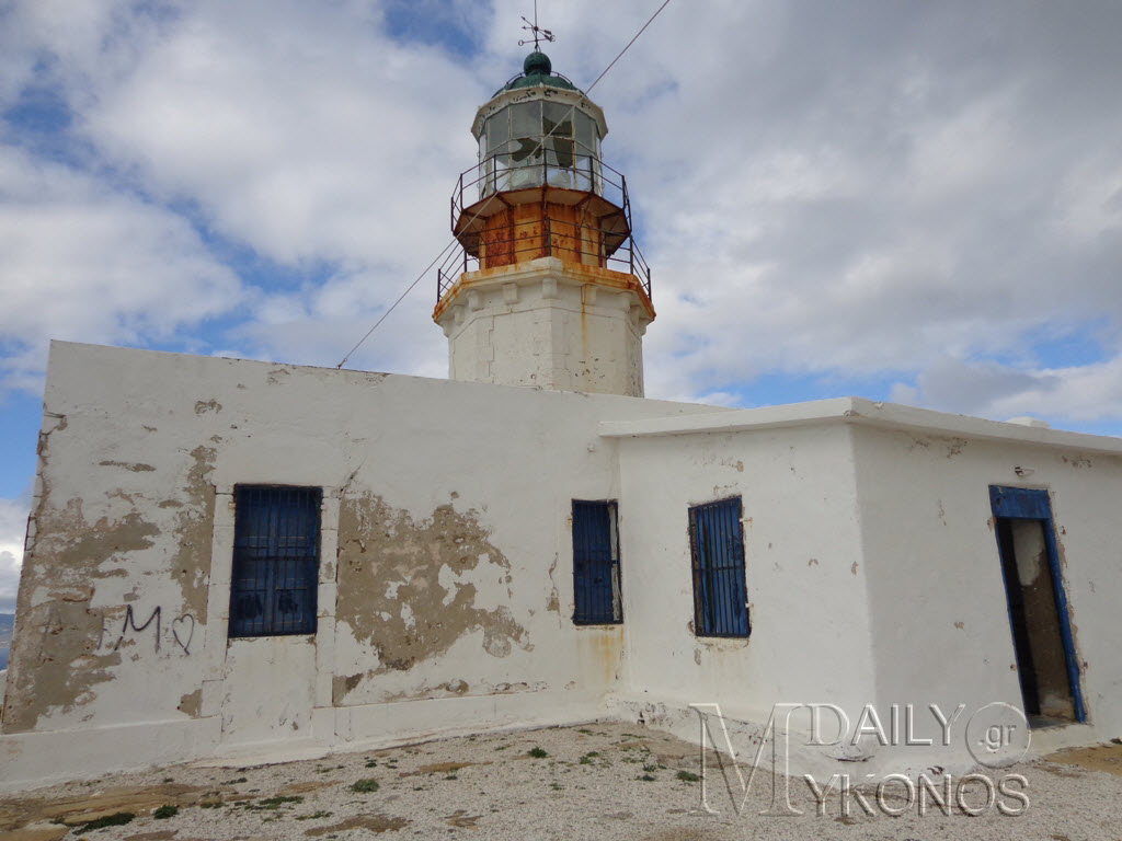 Βίντεο: Ρημάζει ο ιστορικός φάρος «Αρμενιστής» στη Μύκονο – Aποτελεί δημόσιο κίνδυνο για τους τουρίστες
