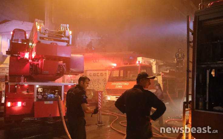 Πυρκαγιά σε πολυκατοικία στο κέντρο: Οι καπνοί από τη φωτιά έχουν κάνει την ατμόσφαιρα αποπνικτική